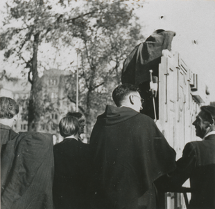 876803 Afbeelding van een draaiorgel dat 'uit de mottenballen' is gehaald om opgesteld te worden en te spelen bij de ...